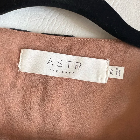 ASTR the label Iris leopard print long sleeve velvet wrap top size XS - Picture 4 of 12